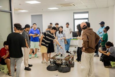 國際師生沉浸式體驗具身智能AI科技，感知中國創新力量